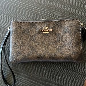 Double Corner Zip Wristlet In Signature Canvas